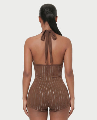 Vestido mini de malla con aberturas y detalle de cadena de JUVIA