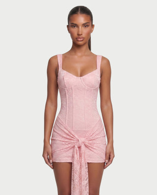 Vestido mini de malla con aberturas y detalle de cadena de JUVIA