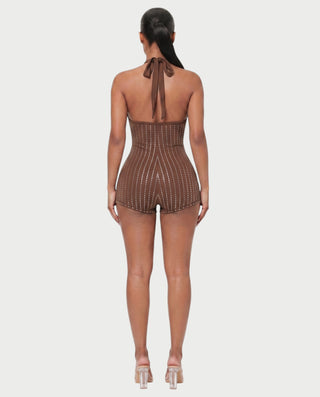 Vestido mini de malla con aberturas y detalle de cadena de JUVIA