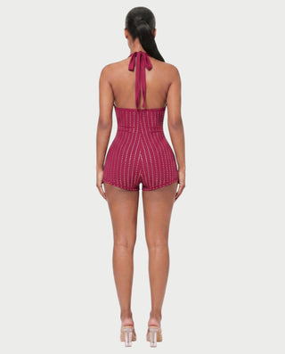Vestido mini de malla con aberturas y detalle de cadena de JUVIA