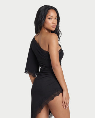 Vestido mini de malla con aberturas y detalle de cadena de JUVIA
