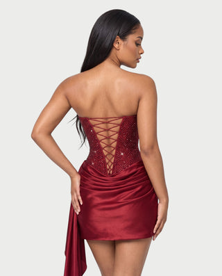 Vestido mini de malla con aberturas y detalle de cadena de JUVIA