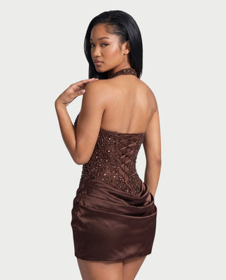 Vestido mini de malla con aberturas y detalle de cadena de JUVIA
