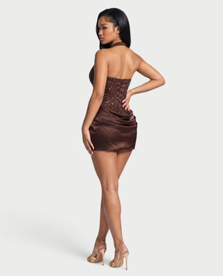 Vestido mini de malla con aberturas y detalle de cadena de JUVIA