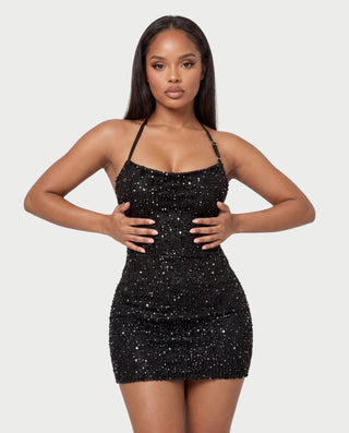 Vestido mini de malla con aberturas y detalle de cadena de JUVIA