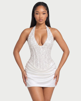 Vestido mini de malla con aberturas y detalle de cadena de JUVIA