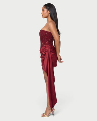 Vestido mini de malla con aberturas y detalle de cadena de JUVIA