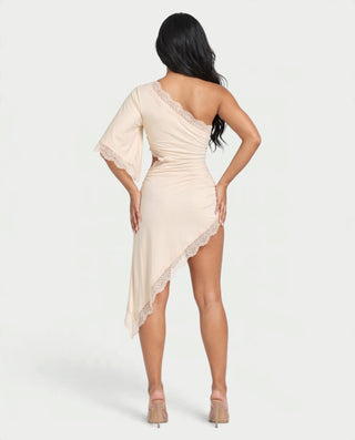 Vestido mini de malla con aberturas y detalle de cadena de JUVIA