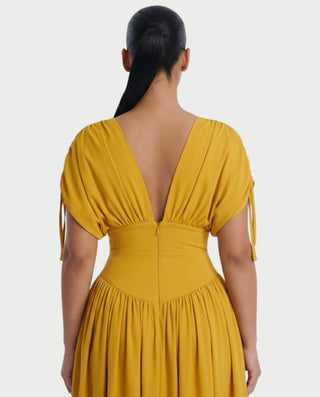 Vestido mini de malla con aberturas y detalle de cadena de JUVIA