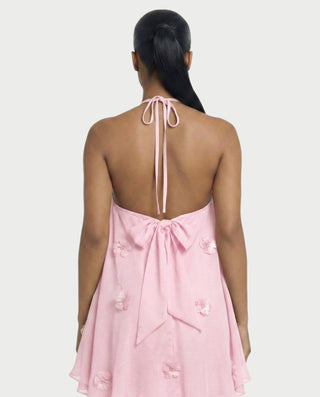 Vestido mini con cuello halter y flores 3D de EMELIYA