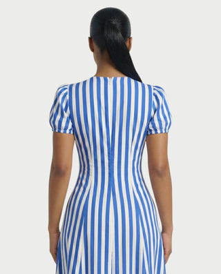 Vestido mini de malla con aberturas y detalle de cadena de JUVIA