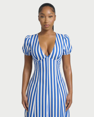 Vestido mini de malla con aberturas y detalle de cadena de JUVIA