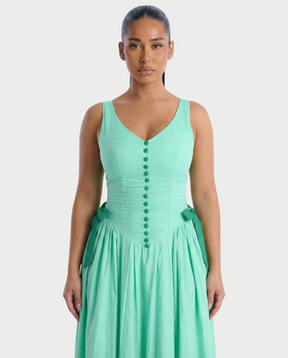 Vestido mini de malla con aberturas y detalle de cadena de JUVIA