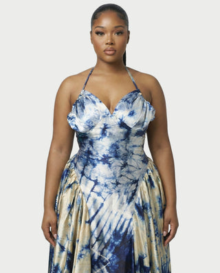 Vestido mini de malla con aberturas y detalle de cadena de JUVIA