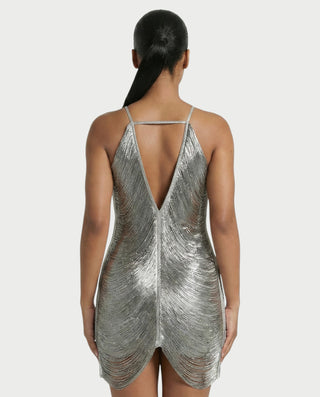 Vestido mini de malla con aberturas y detalle de cadena de JUVIA