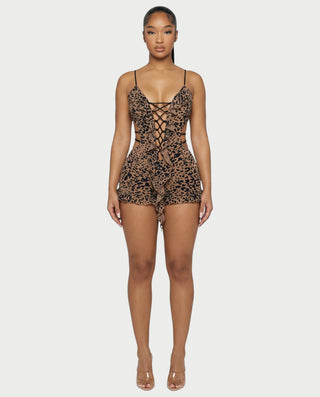 Mono largo con volantes y terciopelo de leopardo de NYLA