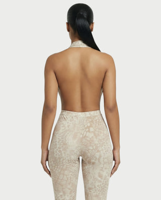Mono con escote halter y escote pronunciado RISSA