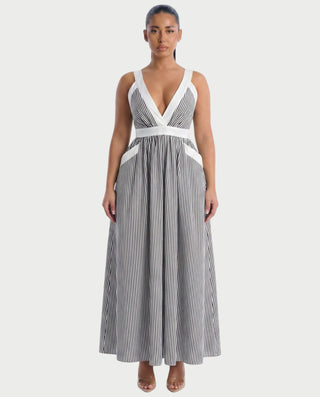 Vestido mini de malla con aberturas y detalle de cadena de JUVIA