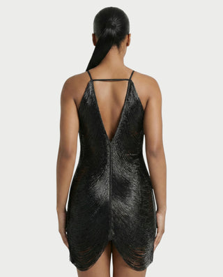 Vestido mini de malla con aberturas y detalle de cadena de JUVIA