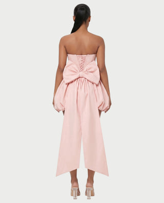 Vestido mini de malla con aberturas y detalle de cadena de JUVIA