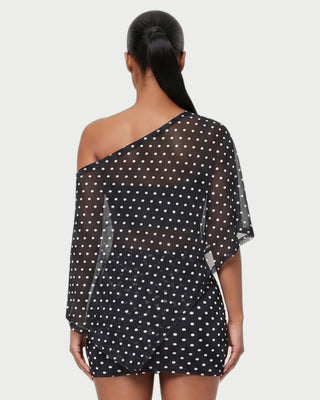 Vestido mini de malla con aberturas y detalle de cadena de JUVIA
