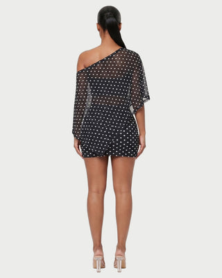 Vestido mini de malla con aberturas y detalle de cadena de JUVIA