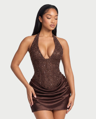 Vestido mini de malla con aberturas y detalle de cadena de JUVIA