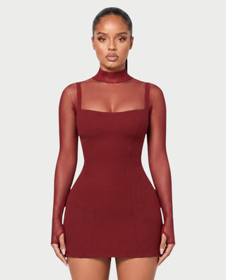 Vestido mini de malla con aberturas y detalle de cadena de JUVIA