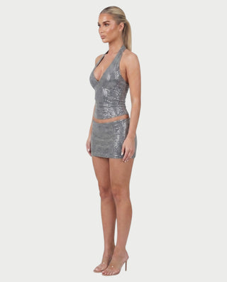 Vestido mini de malla con aberturas y detalle de cadena de JUVIA