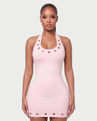 Vestido mini de malla con aberturas y detalle de cadena de JUVIA