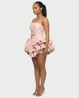 Vestido mini de malla con aberturas y detalle de cadena de JUVIA