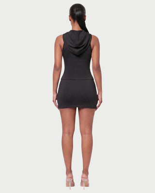 Vestido mini de malla con aberturas y detalle de cadena de JUVIA
