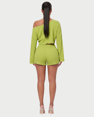 Vestido mini de malla con aberturas y detalle de cadena de JUVIA