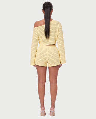 Vestido mini de malla con aberturas y detalle de cadena de JUVIA