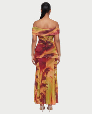 Vestido mini de malla con aberturas y detalle de cadena de JUVIA