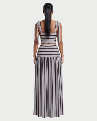 Vestido mini de malla con aberturas y detalle de cadena de JUVIA