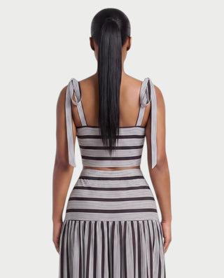 Vestido mini de malla con aberturas y detalle de cadena de JUVIA
