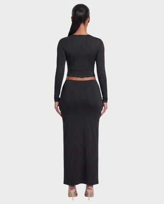Vestido mini de malla con aberturas y detalle de cadena de JUVIA