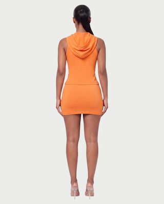 Vestido mini de malla con aberturas y detalle de cadena de JUVIA
