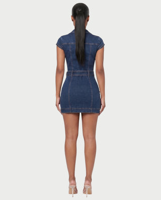 Vestido mini de malla con aberturas y detalle de cadena de JUVIA