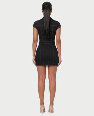 Vestido mini de malla con aberturas y detalle de cadena de JUVIA