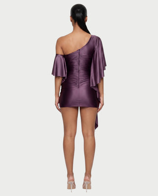 Vestido mini de malla con aberturas y detalle de cadena de JUVIA
