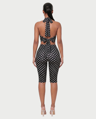 Vestido mini de malla con aberturas y detalle de cadena de JUVIA
