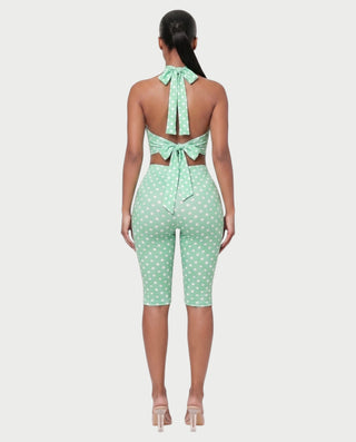 Vestido mini de malla con aberturas y detalle de cadena de JUVIA