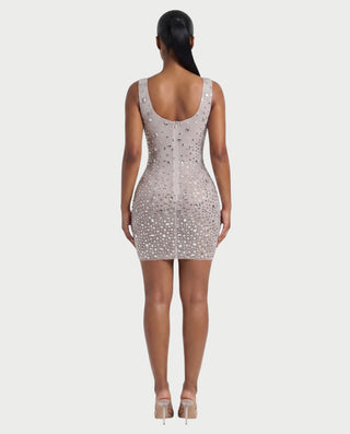 Vestido mini de malla con aberturas y detalle de cadena de JUVIA