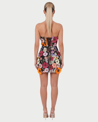Vestido mini de malla con aberturas y detalle de cadena de JUVIA
