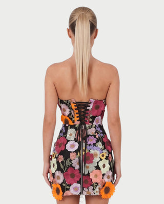 Vestido mini de malla con aberturas y detalle de cadena de JUVIA