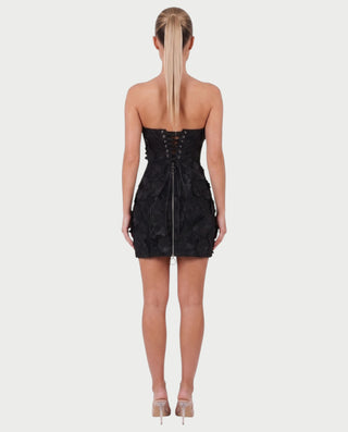 Vestido mini de malla con aberturas y detalle de cadena de JUVIA