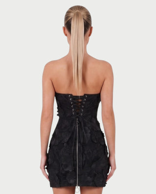 Vestido mini de malla con aberturas y detalle de cadena de JUVIA