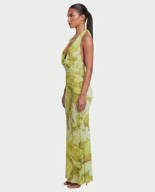 Vestido largo con cuello halter y estampado abstracto de NUVIA